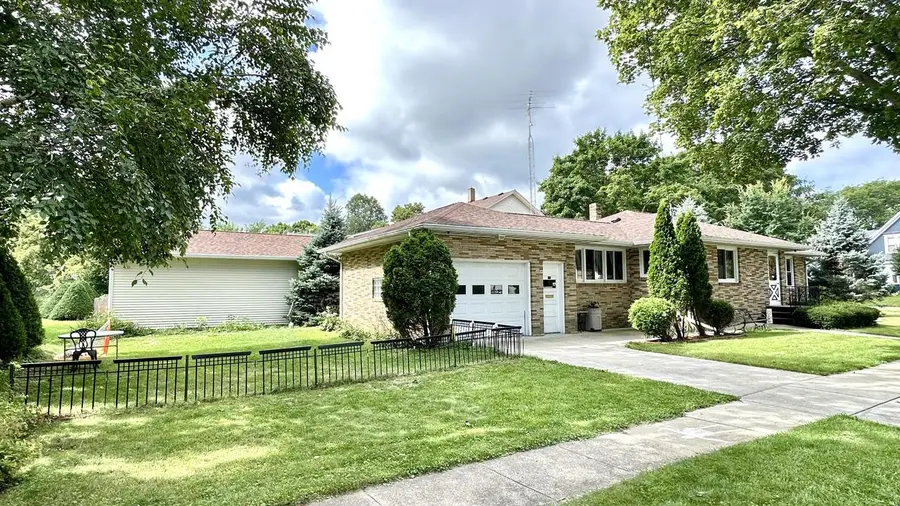 725 W Sherman AVENUE, Fort Atkinson, WI 53538 - #2