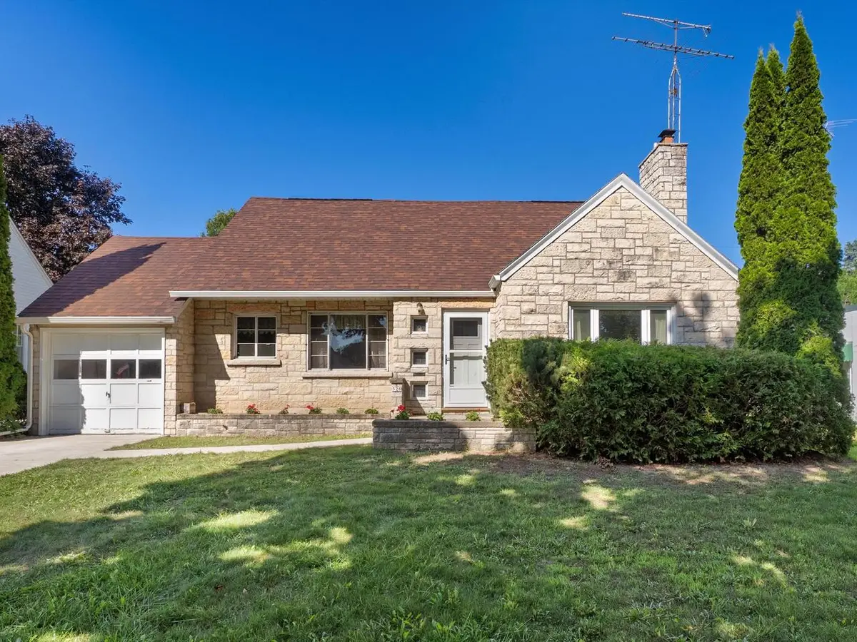 528 West Lawn BOULEVARD, Manitowoc, WI 54220 - Image #1