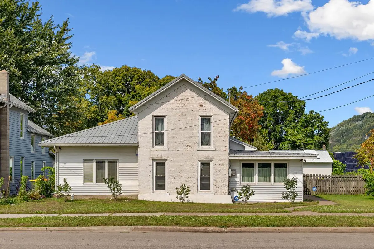 667 E Blackhawk AVENUE, Prairie Du Chien, WI 53821 - Image #1