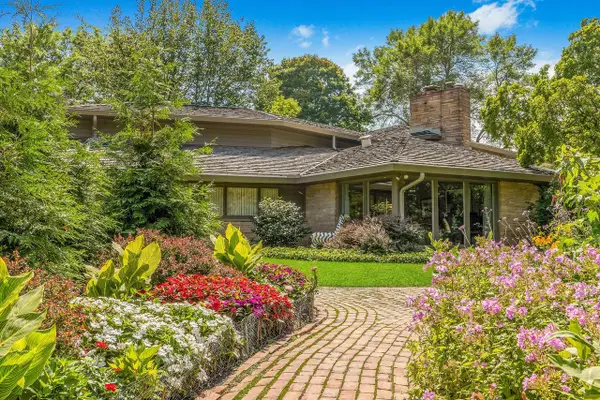 1530 W Cedar LANE, River Hills, WI 53217