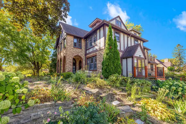 2123 E Beverly ROAD, Shorewood, WI 53211