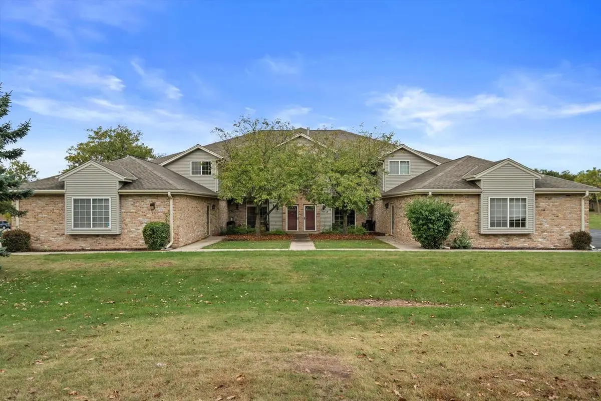 210 W Oak Leaf DRIVE #6, Oak Creek, WI 53154 - Image #1