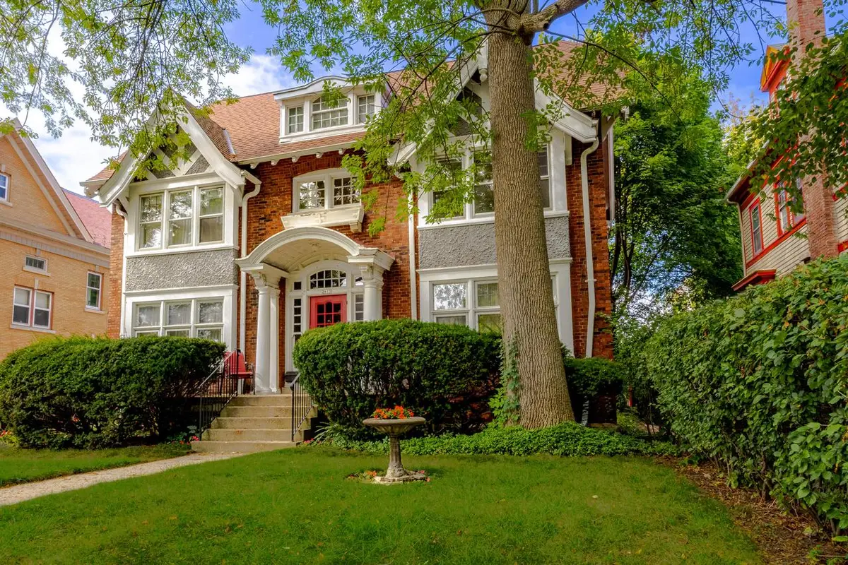 2615 N Summit AVENUE, Milwaukee, WI 53211 - Image #1