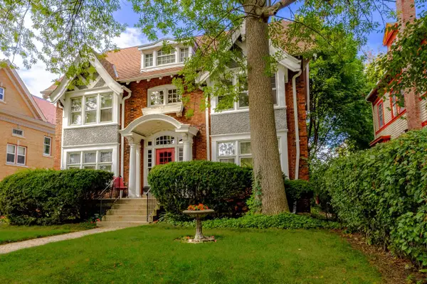 2615 N Summit AVENUE, Milwaukee, WI 53211