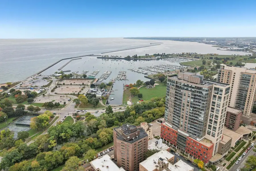 1919 N Summit AVENUE #1D, Milwaukee, WI 53202 - Image #2