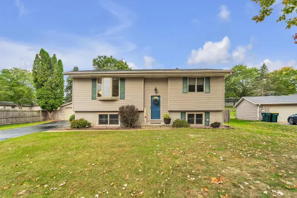 633 Hollybrook LANE, Saukville, WI 53080