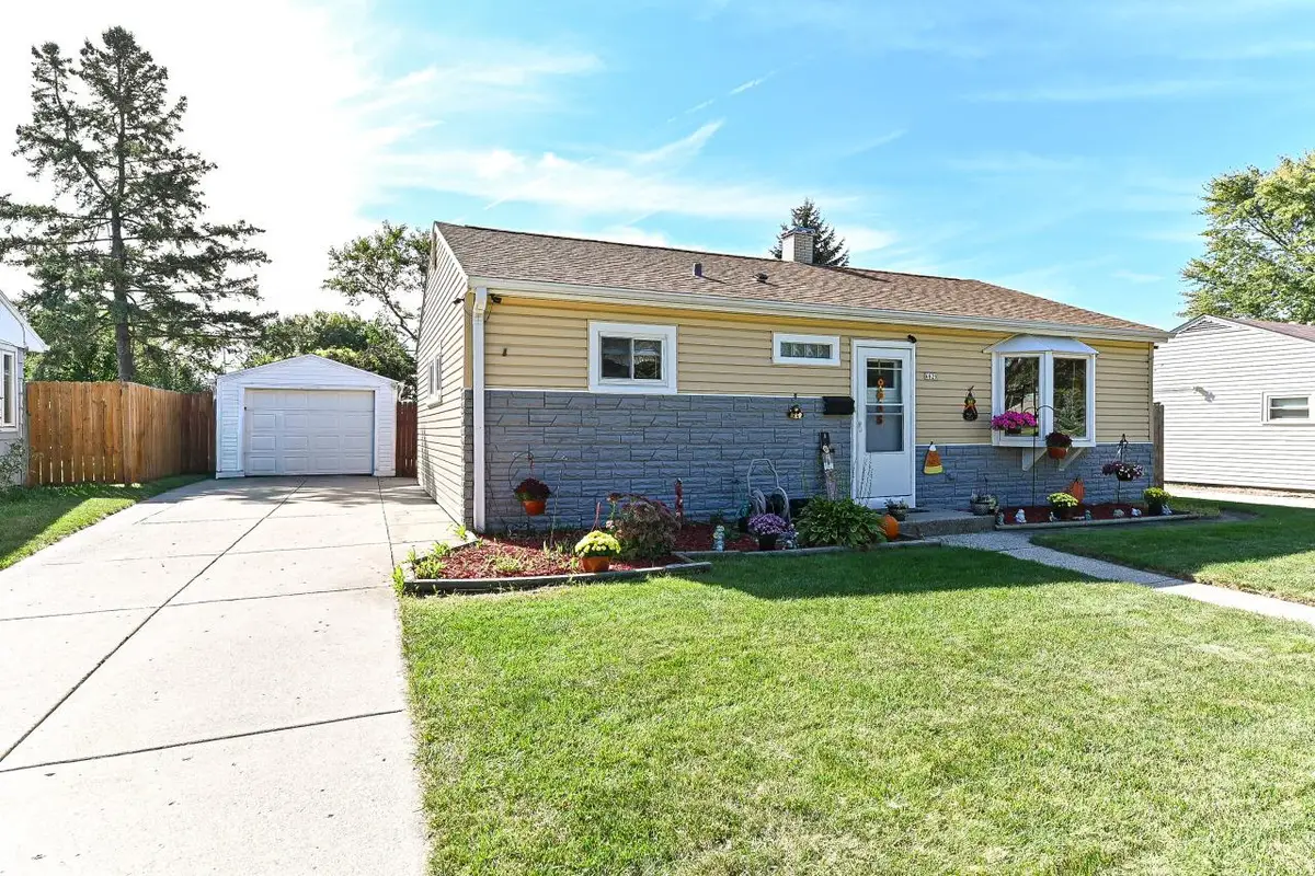 6829 W Kinnickinnic River PARKWAY, Milwaukee, WI 53219 - Image #1