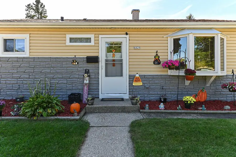 6829 W Kinnickinnic River PARKWAY, Milwaukee, WI 53219 - Image #2