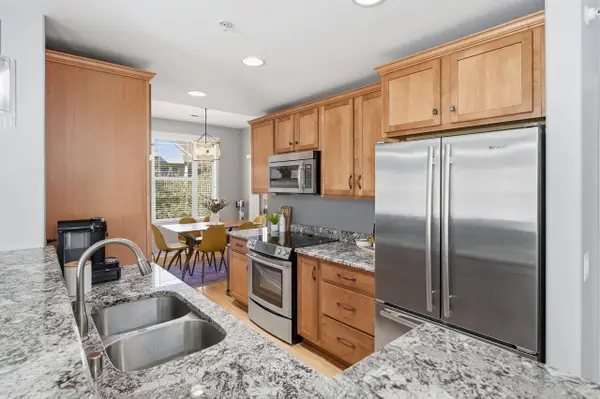 8685 S Deerwood LANE, Franklin, WI 53132