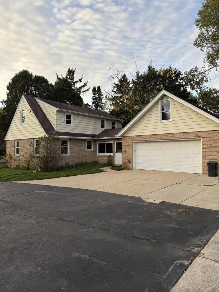 W142N6966 Oakwood DRIVE, Menomonee Falls, WI 53051 - Image #1