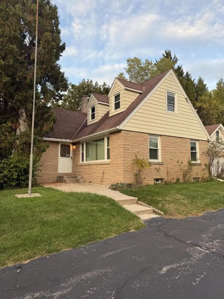 W142N6966 Oakwood DRIVE, Menomonee Falls, WI 53051 - Image #2