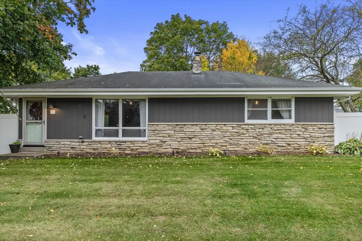 19423 W Vista DRIVE, New Berlin, WI 53146 - Image #1