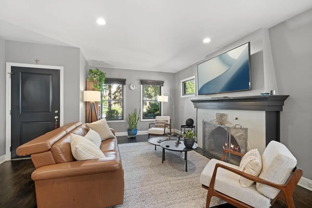 2432 N Lake DRIVE, Milwaukee, WI 53211 - Image #1