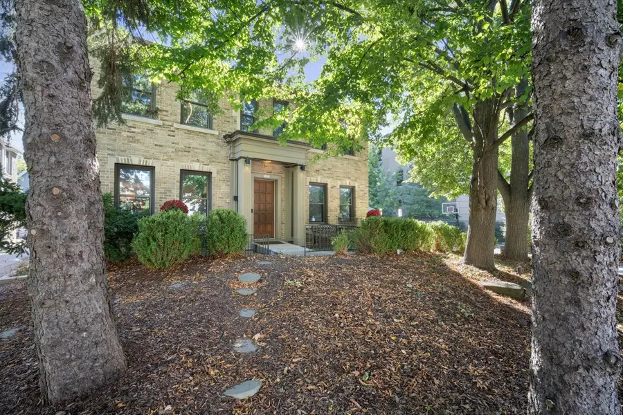 2432 N Lake DRIVE, Milwaukee, WI 53211 - Image #2