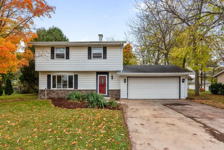 104 W Stoney Ridge WAY, Saukville, WI 53080 - Image #2