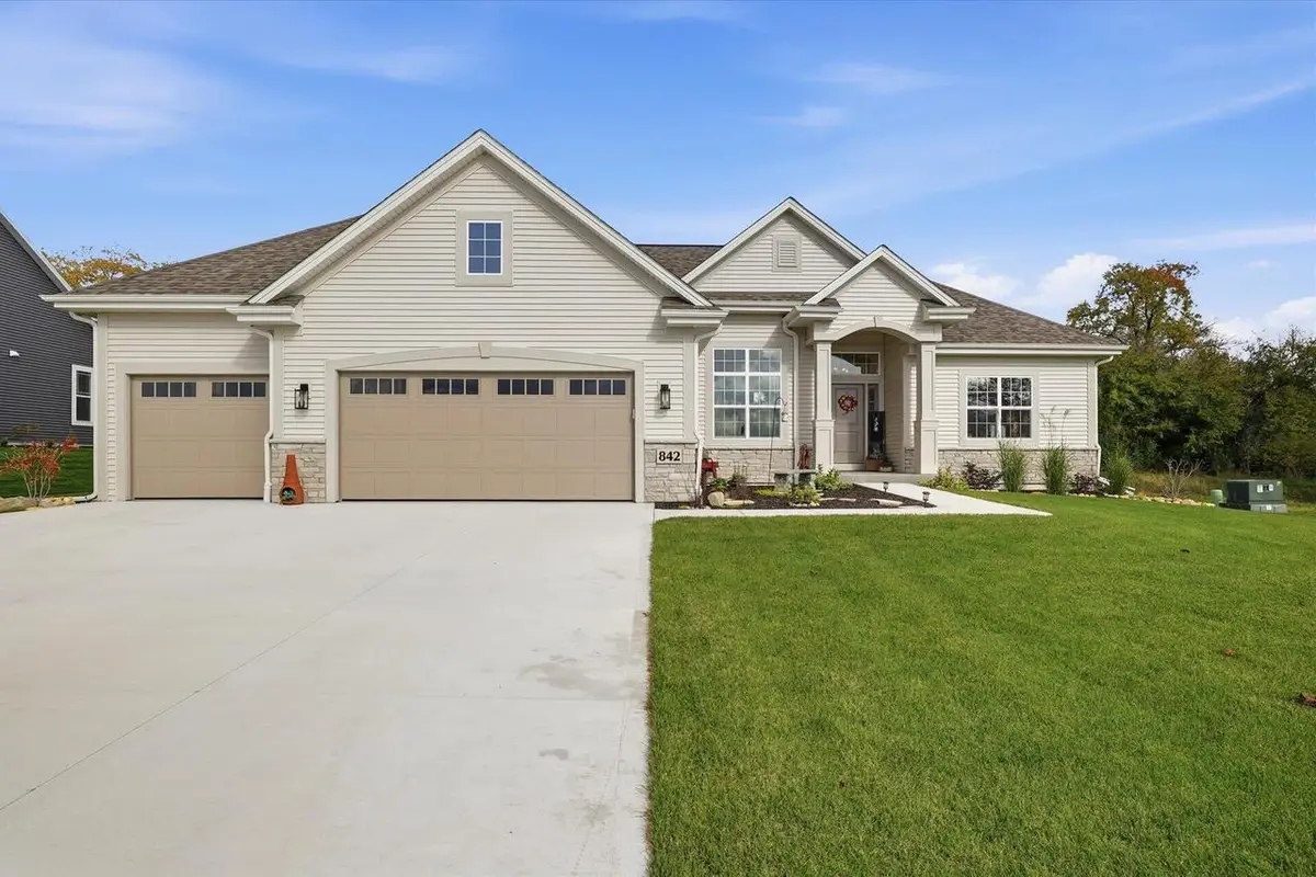 842 Medina DRIVE, Mukwonago, WI 53149 - Image #1