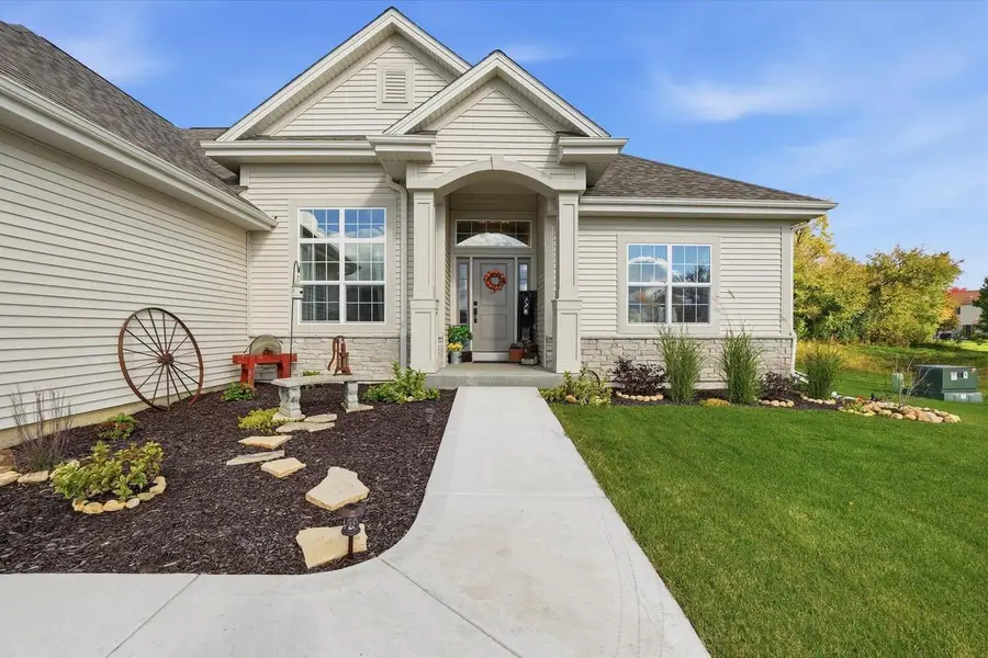 842 Medina DRIVE, Mukwonago, WI 53149 - Image #2