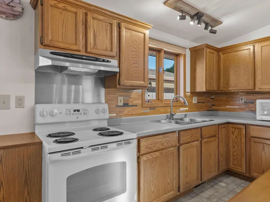 2225 S 12th STREET, Manitowoc, WI 54220 - Image #3