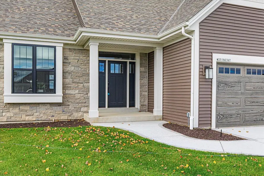W251N2367 Valleyview CIRCLE, Pewaukee, WI 53072 - Image #2