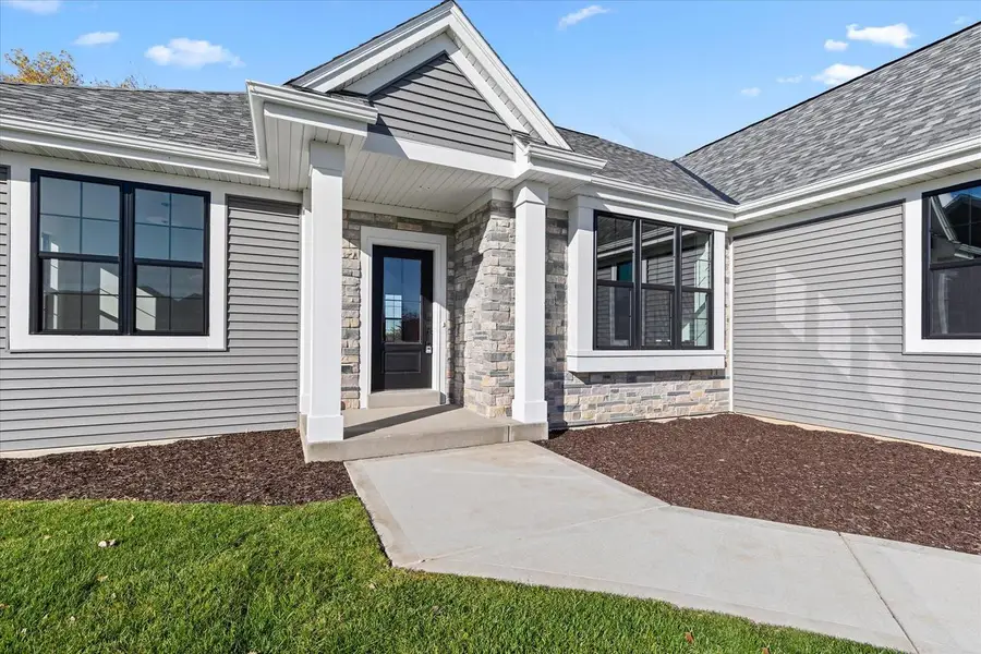 W251N2371 Valleyview CIRCLE, Pewaukee, WI 53072 - Image #2