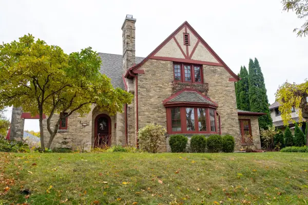 6110 Washington CIRCLE, Wauwatosa, WI 53213
