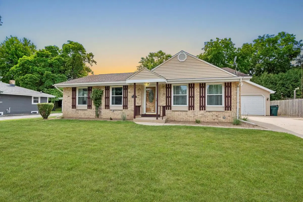 117 Judge DRIVE, Saukville, WI 53080 - Image #1