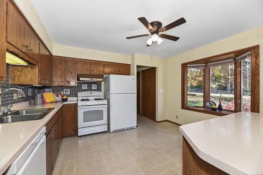 W279N4997 S Courtland CIRCLE, Pewaukee, WI 53072 - Image #3