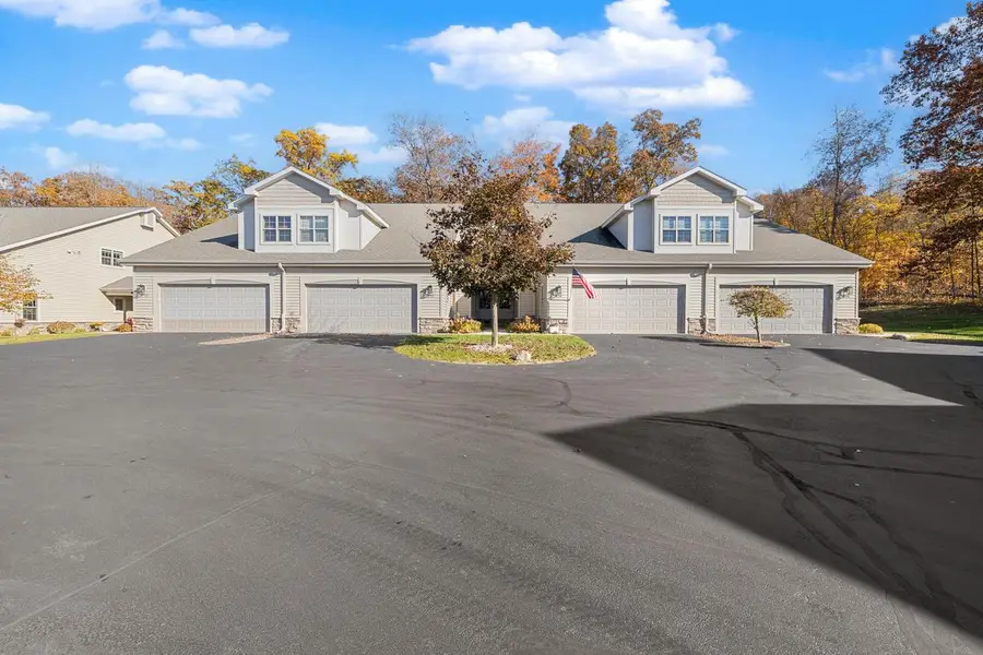 572 Cedar Bluffs WAY, Slinger, WI 53086 - Image #2