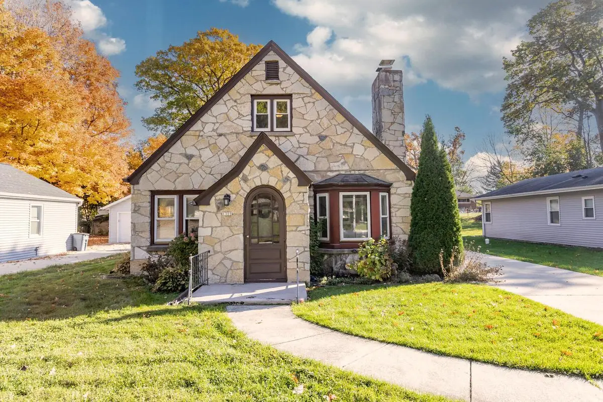 1300 Parkway DRIVE, Brookfield, WI 53005 - #1