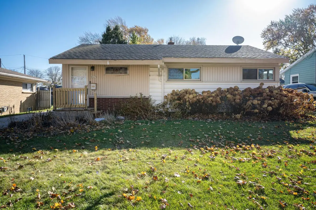 8627 W Ruby AVENUE, Milwaukee, WI 53225 - Image #1