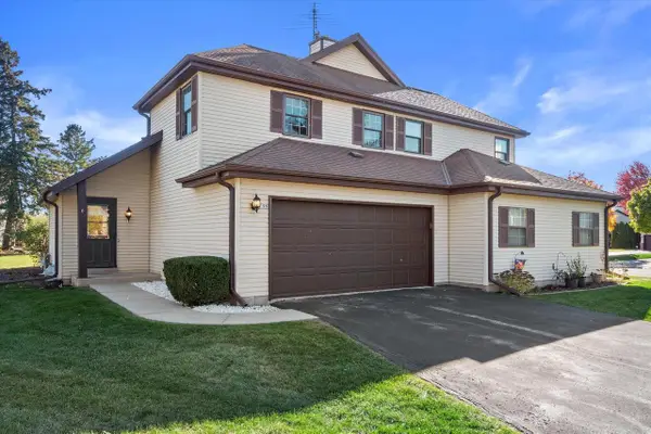 8196 S Forest Hills CIRCLE, Franklin, WI 53132
