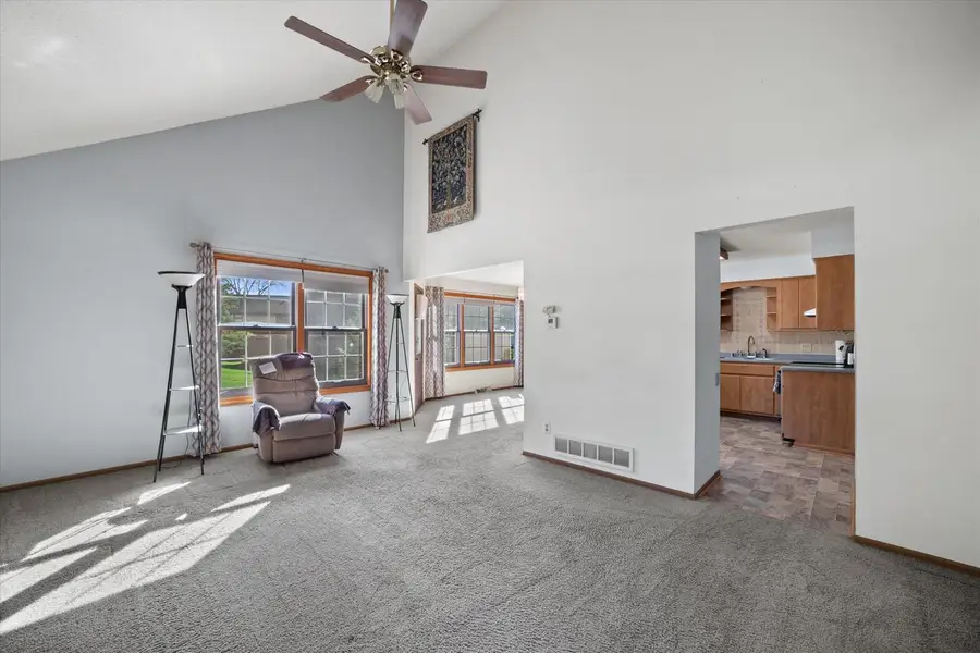 8196 S Forest Hills CIRCLE, Franklin, WI 53132 - Image #2