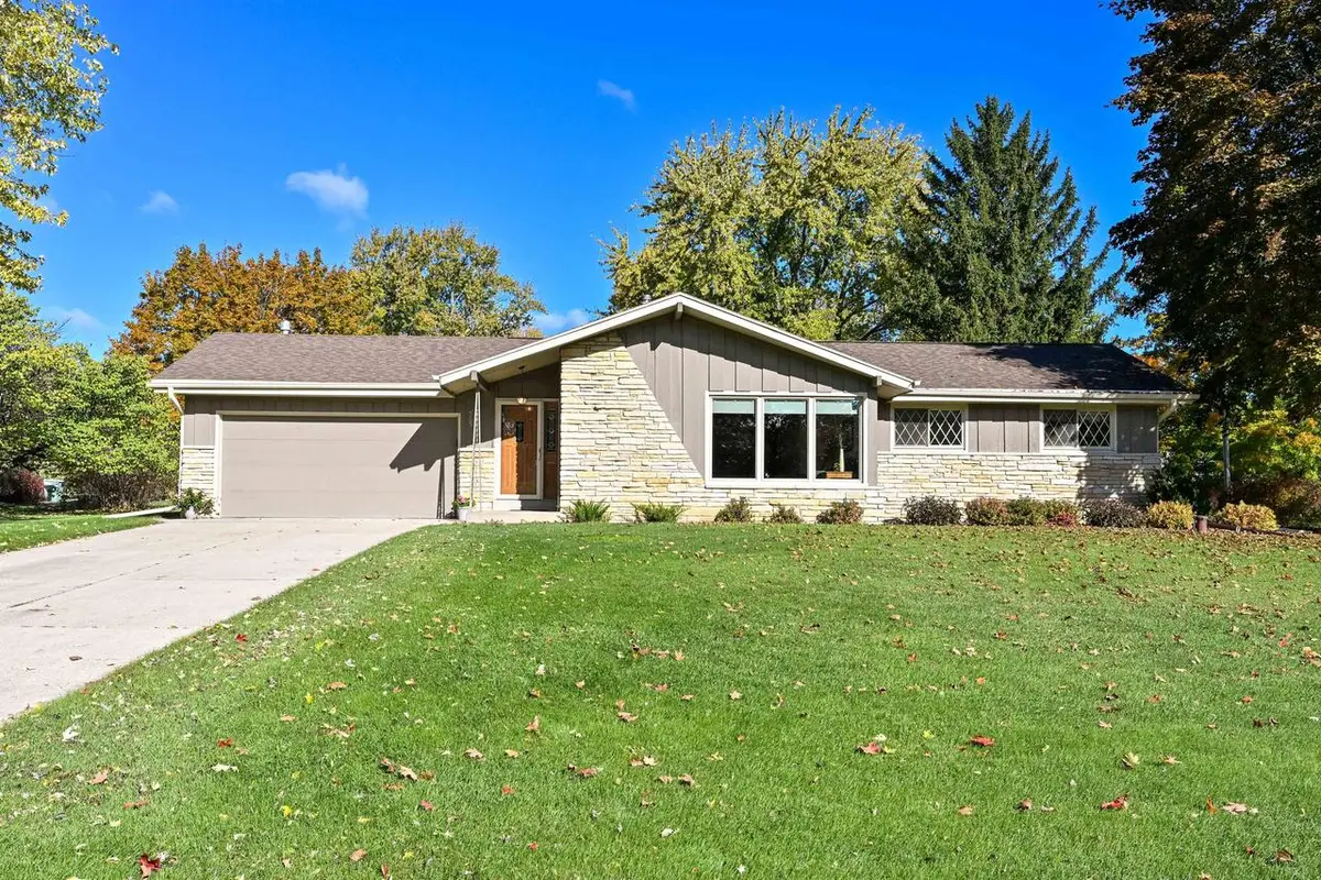 N65W28686 Fairlane DRIVE, Hartland, WI 53029 - Image #1