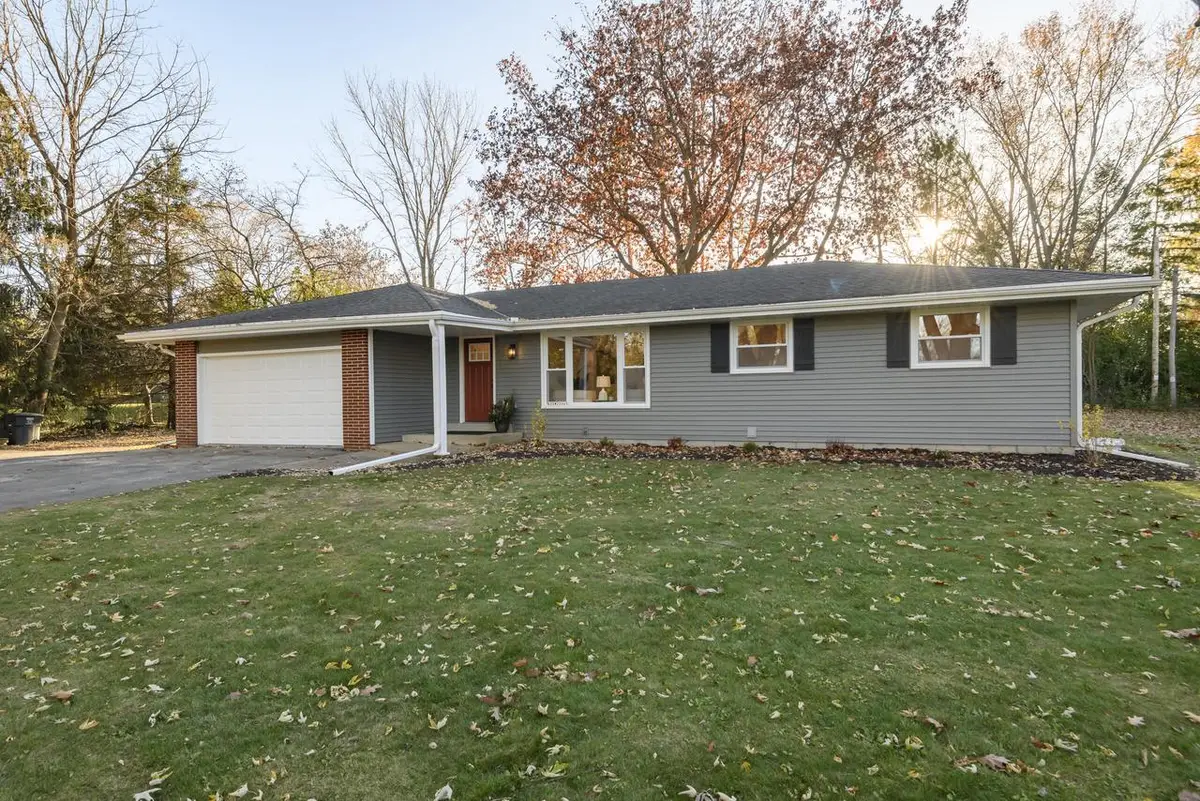 N33W22065 Hill N Dale CIRCLE, Pewaukee, WI 53072 - Image #1