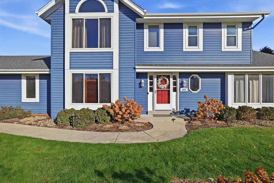 858 Laureate DRIVE, Pewaukee, WI 53072 - Image #2