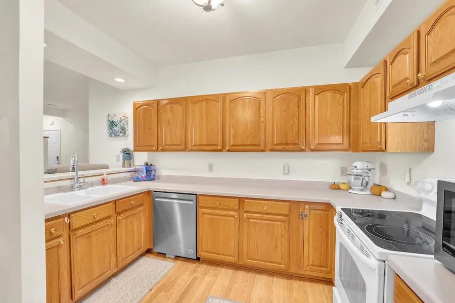 4834 W Maple Leaf CIRCLE, Greenfield, WI 53220 - Image #3