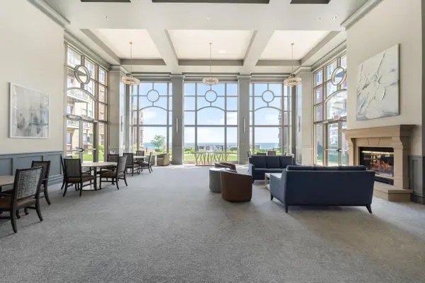 4130 S Lake DRIVE #282, Saint Francis, WI 53235