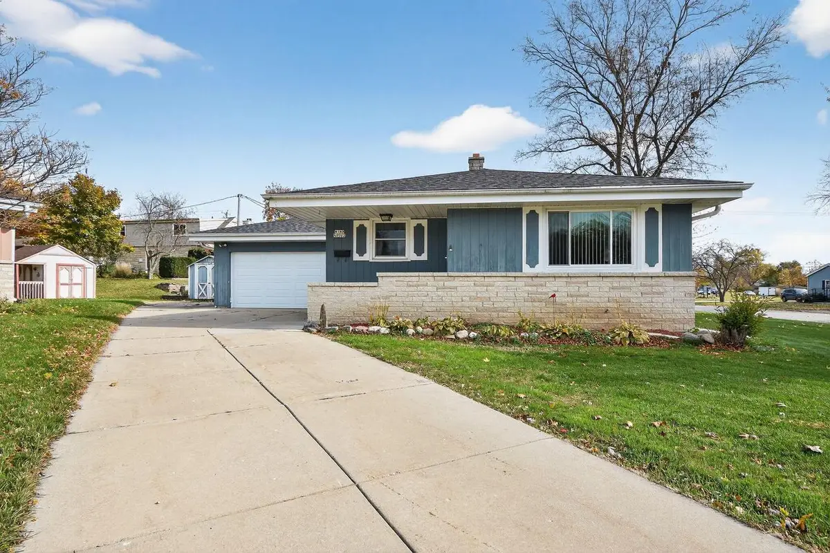 W180N8502 Pineview COURT, Menomonee Falls, WI 53051 - Image #1