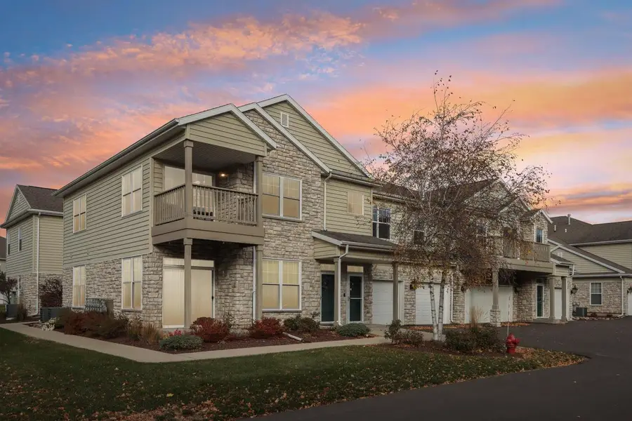 N16W26500 Meadowgrass CIRCLE #B, Pewaukee, WI 53072 - Image #2