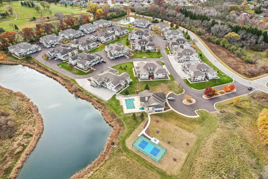 N16W26500 Meadowgrass CIRCLE #B, Pewaukee, WI 53072 - Image #3