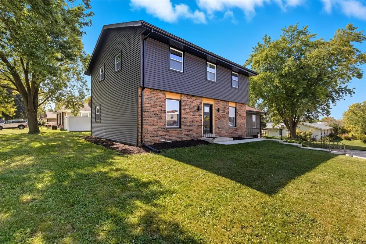 5801 W Allwood DRIVE, Franklin, WI 53132 - Image #1