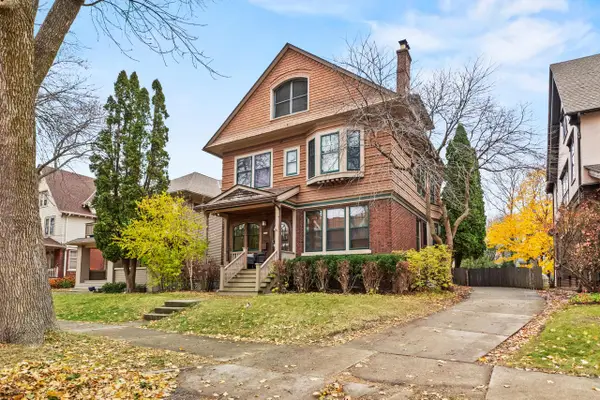 2918 N Hackett AVENUE, Milwaukee, WI 53211