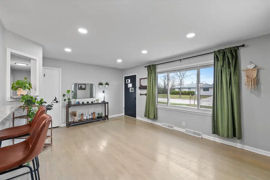 185 W Uncas AVENUE, Milwaukee, WI 53207 - Image #2