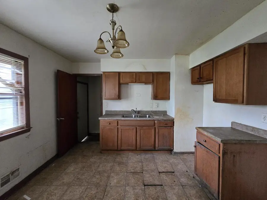 8034 W Grantosa DRIVE, Milwaukee, WI 53218 - Image #3