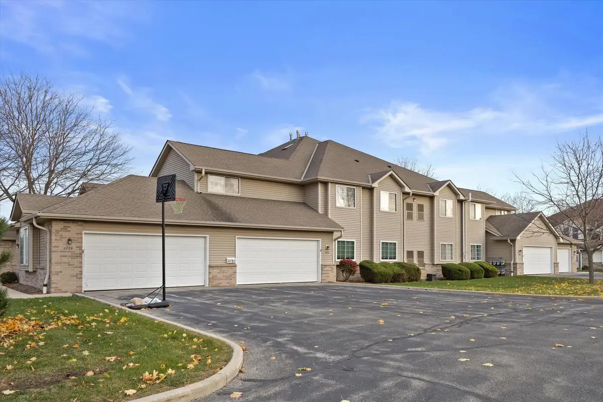 4787 W MAPLE LEAF CIRCLE, Greenfield, WI 53220 - Image #1