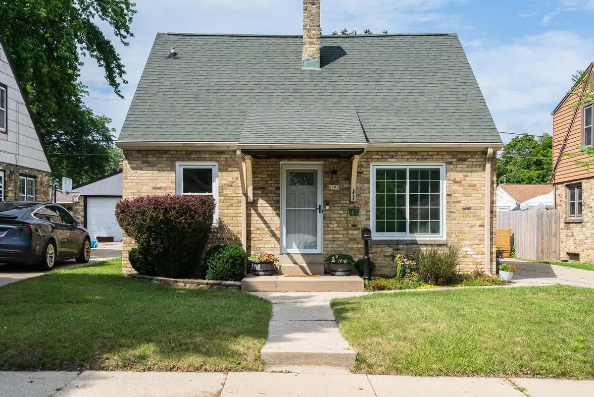 2902 E Allerton AVENUE, Saint Francis, WI 53235 - Image #1