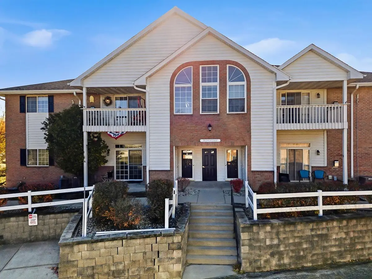 W241N2507 East Parkway Meadow CIRCLE #6, Pewaukee, WI 53072 - Image #1