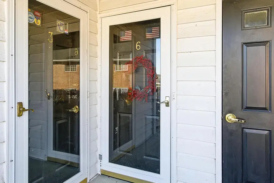 W241N2507 East Parkway Meadow CIRCLE #6, Pewaukee, WI 53072 - Image #3