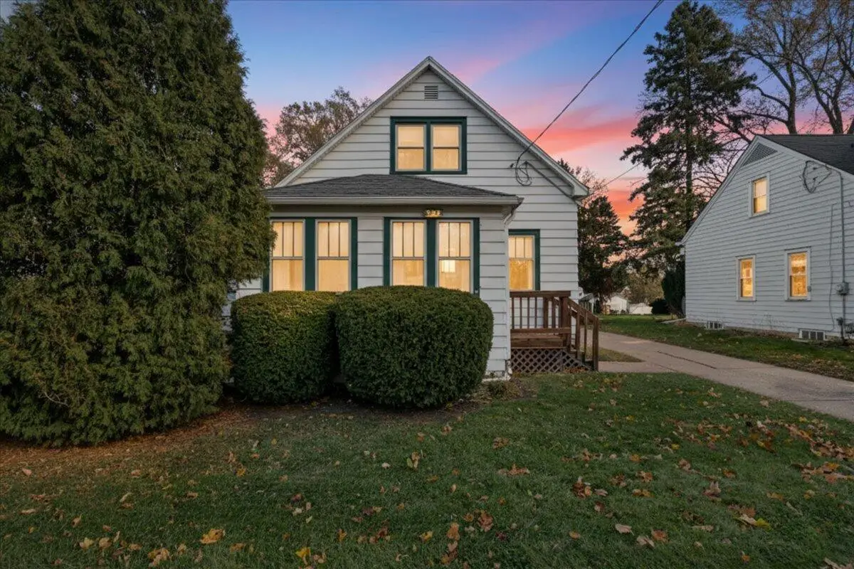 925 Harding AVENUE, Waukesha, WI 53186 - Image #1