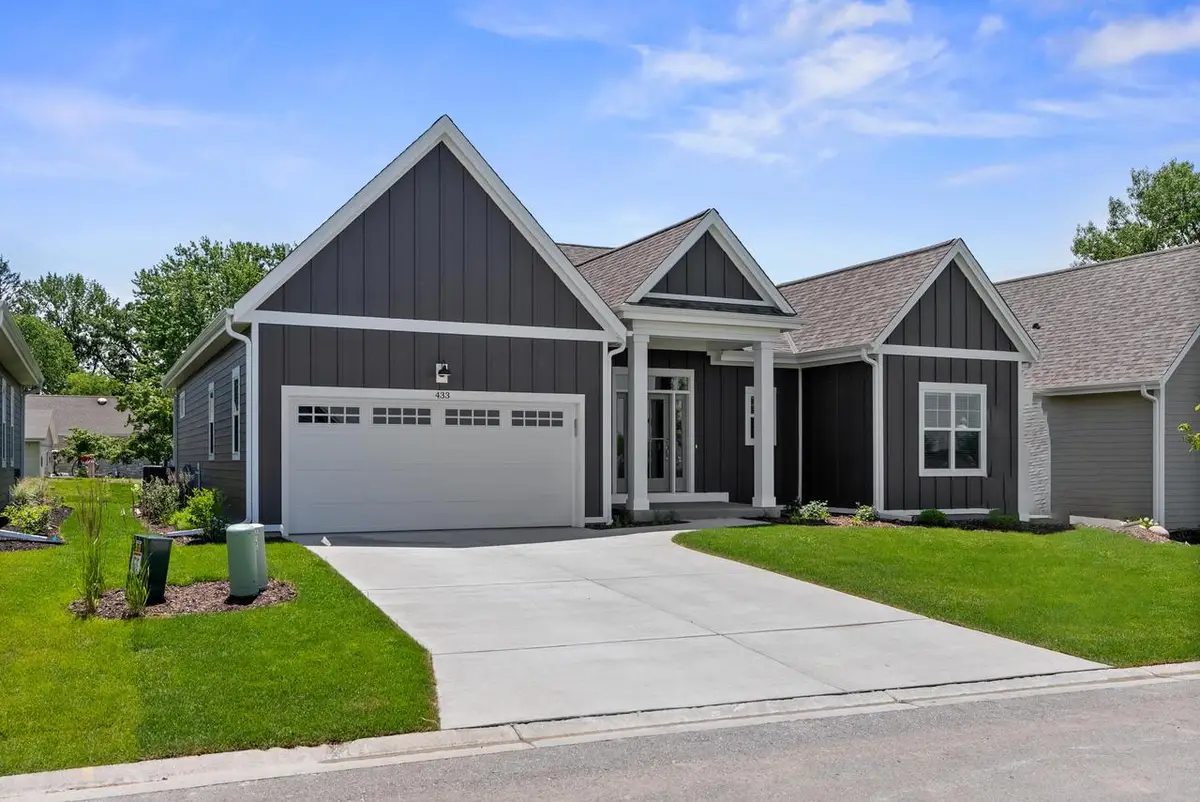 450 Sandy CIRCLE, Pewaukee, WI 53072 - Image #1
